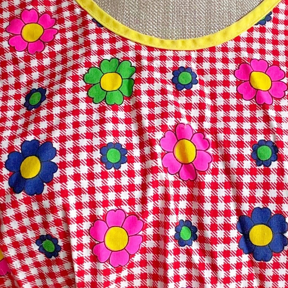 Vintage Red Groovy Floral Apron Pinafore - Picture 13 of 13